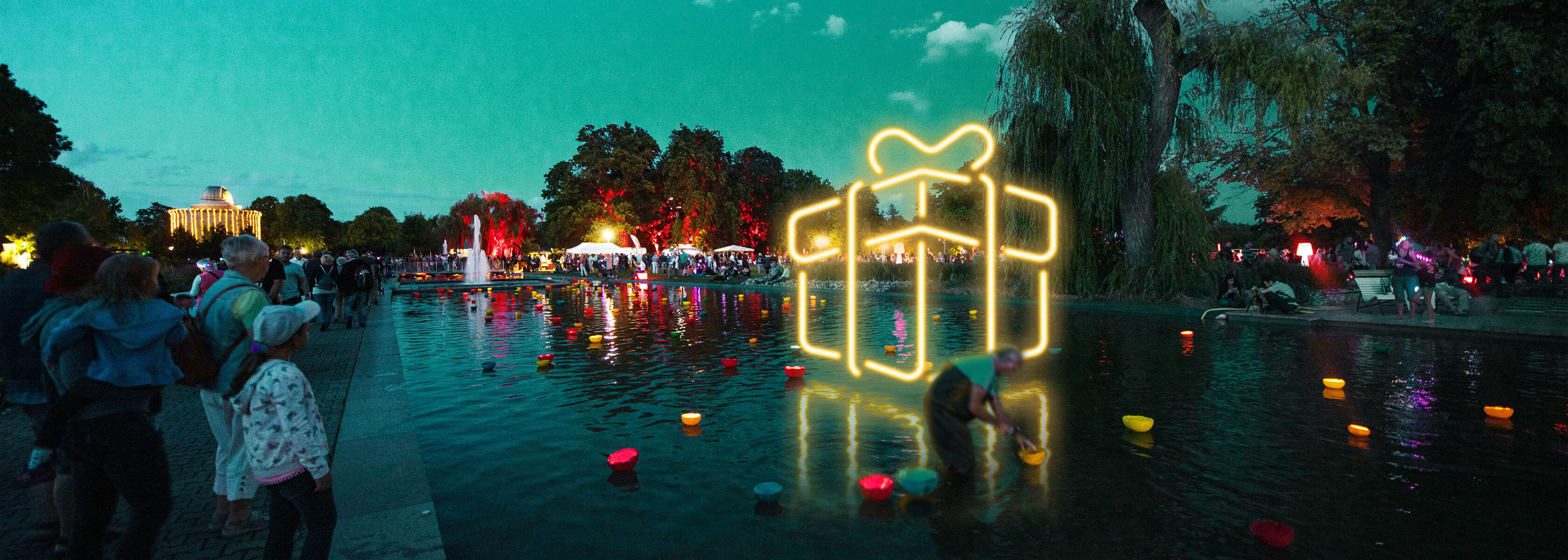 Egapark am Abend mit einem leuchtenden Geschenk auf dem Wasser