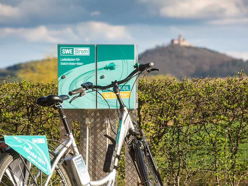 Ladestation für E-Bikes und einem E-Bike davor