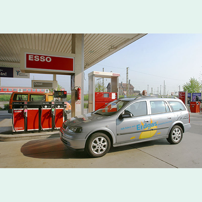 Auto das mit Erdgas an einer Tankstelle betankt wird