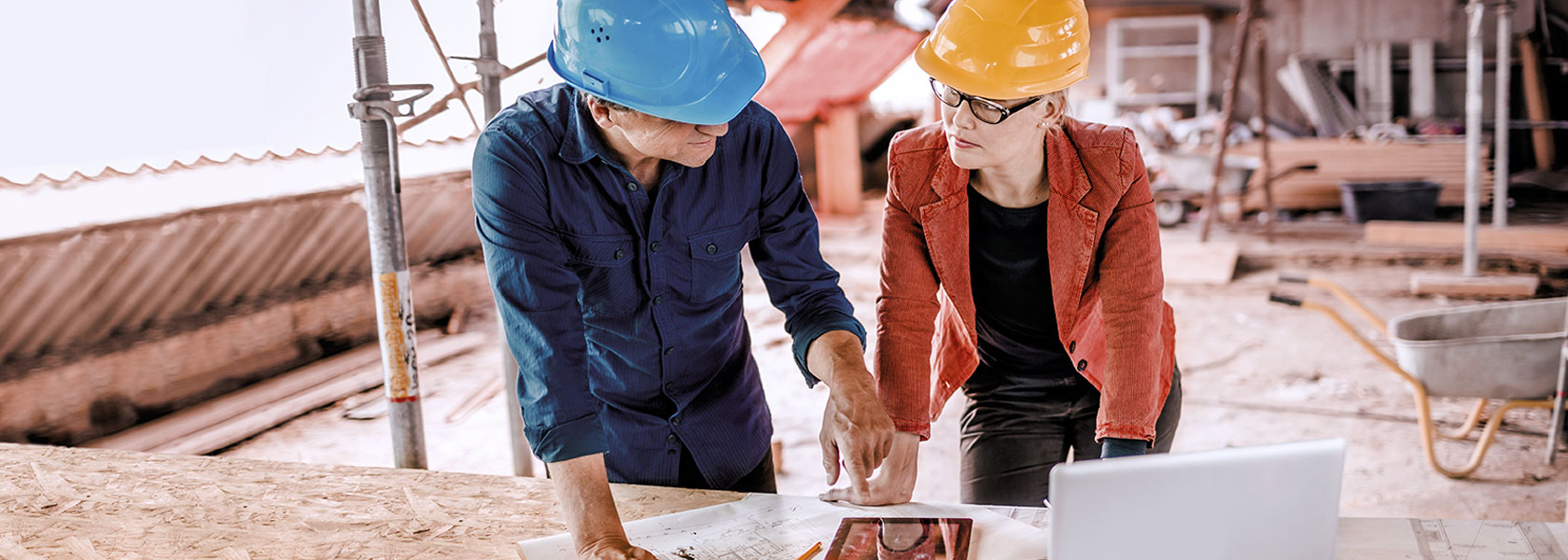 Headerbild mit zwei Personen auf einer Baustelle