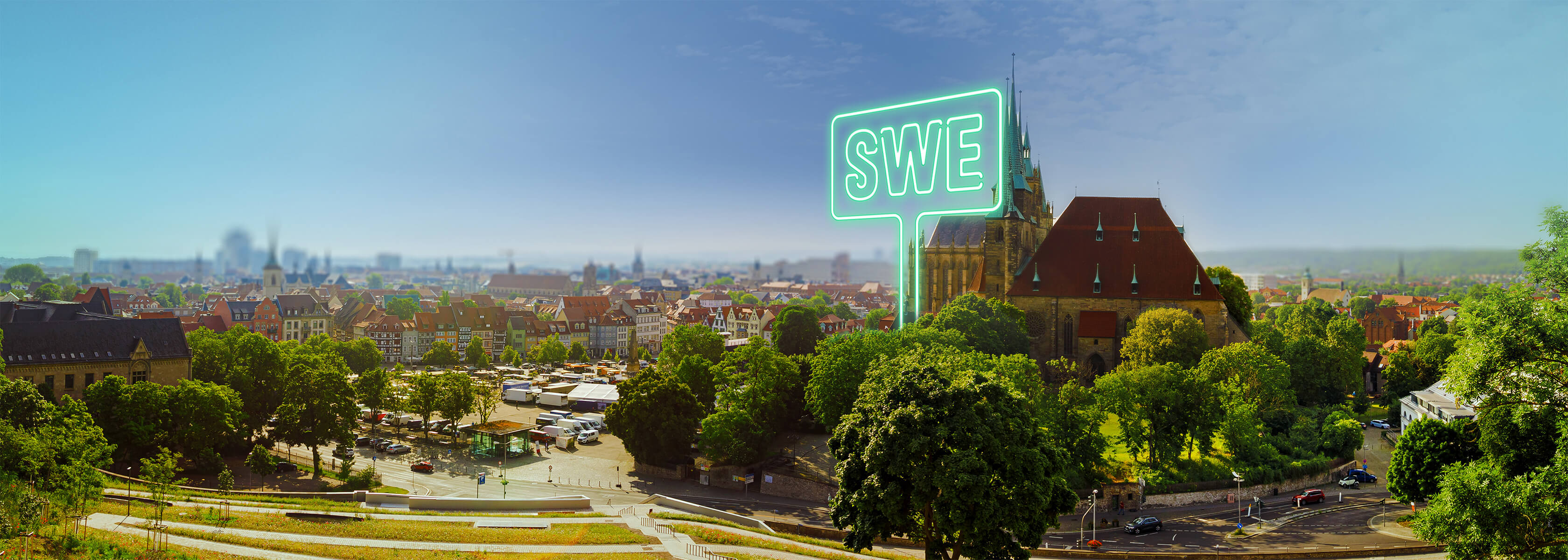 Luftaufnahme von Erfurt mit dem SWE Logo aus Neon