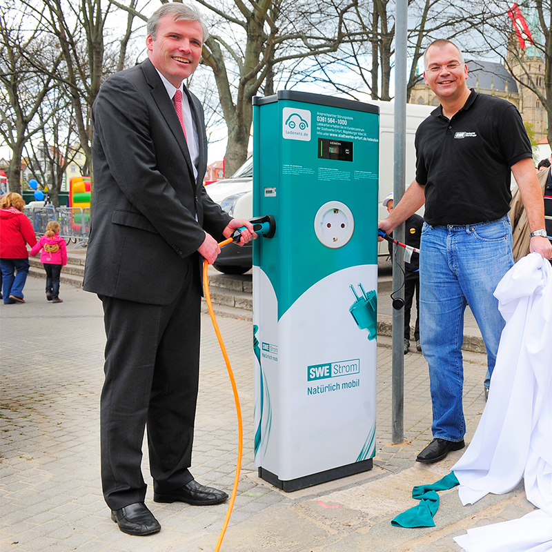 Andreas Bausewein und Peter Zaiß an Elektroladesäule